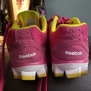 Women’s hot pink tennis shoes